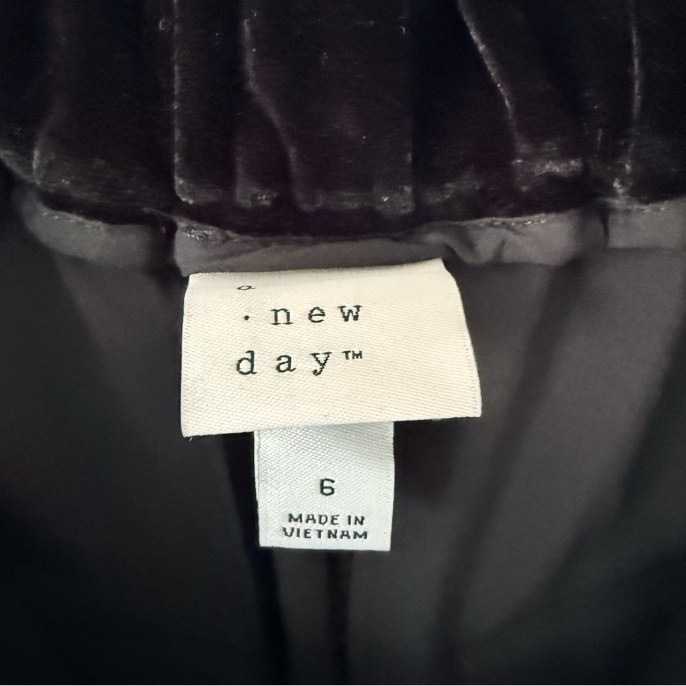 NWT- A New Day Woman’s High Rise Black Velvet Straight Leg Trouser Sz 6 - Picture 4 of 12